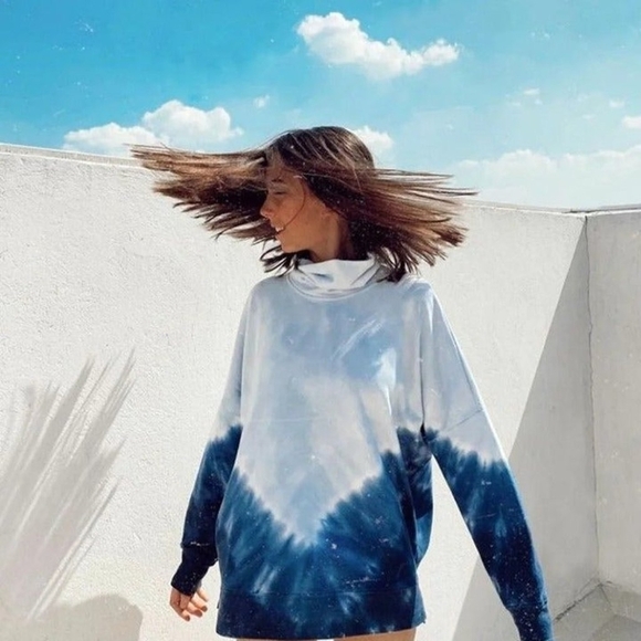 PINK Victoria's Secret Oversized Blue Tie Dye Turtleneck Sweatshirt EUC - Picture 2 of 16